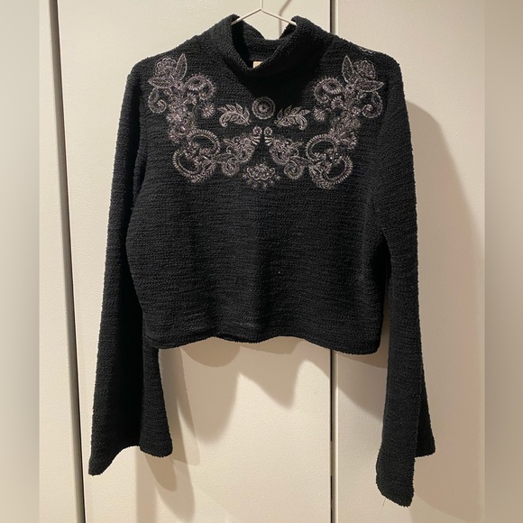 Cropped embroidered sweater with bell sleeves - Picture 2 of 4